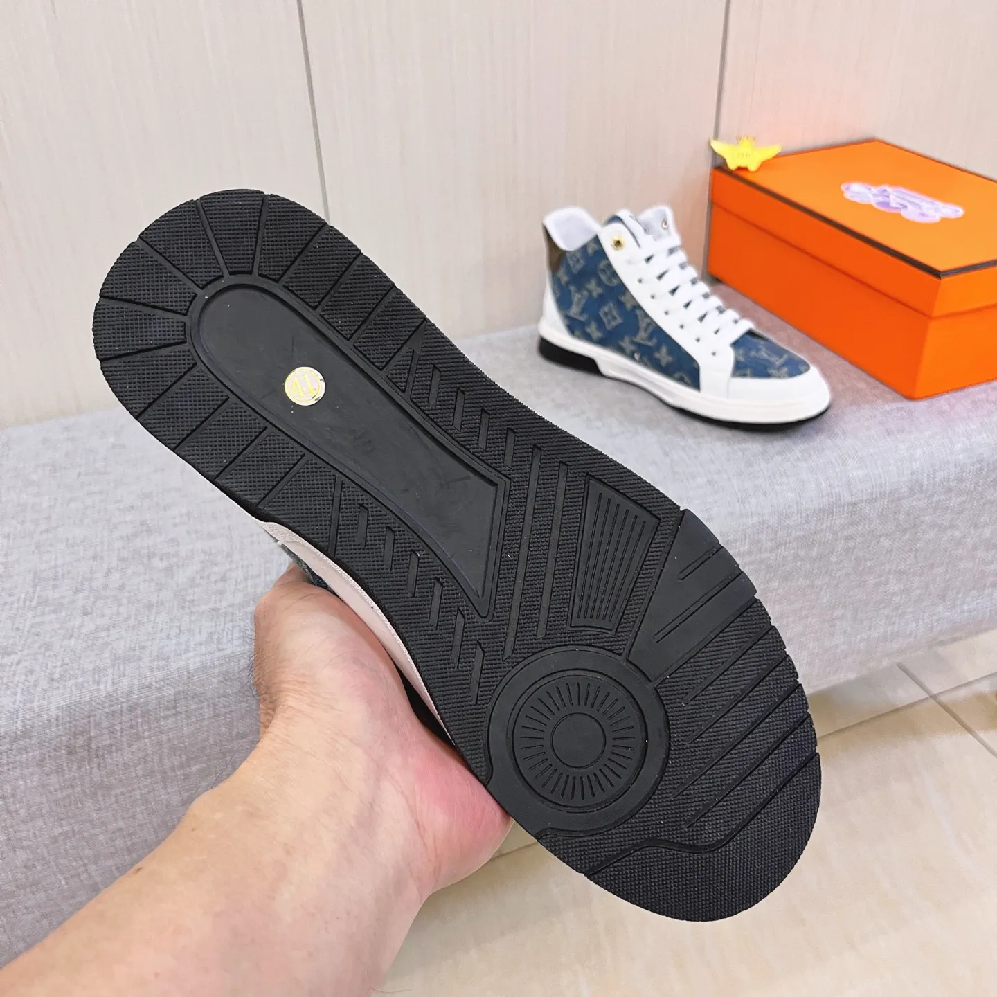 🚘🚘Factory batch 440💰👍[LV]🔥🔝Louis Vuitton, high-end men's shoe brand, official website 1:1 latest masterpiece: the upper is made of Italian official website original special technical cloth fabric 🔥Original comfortable and breathable lining ➕Original designated non-slip outsole 🔥Make walking more convenient and comfortable! An exclusive new model, a stunning work, a beautiful 1:1 replica [color] compared to the official quality! Create a fashionable personality to set off your uniqueness! A must-have for trendy men! 🔥, sizes: 38-44. color:.    2⃣️colors available🔥